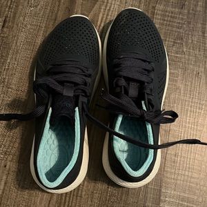 Crocs tennis style shoes size 7